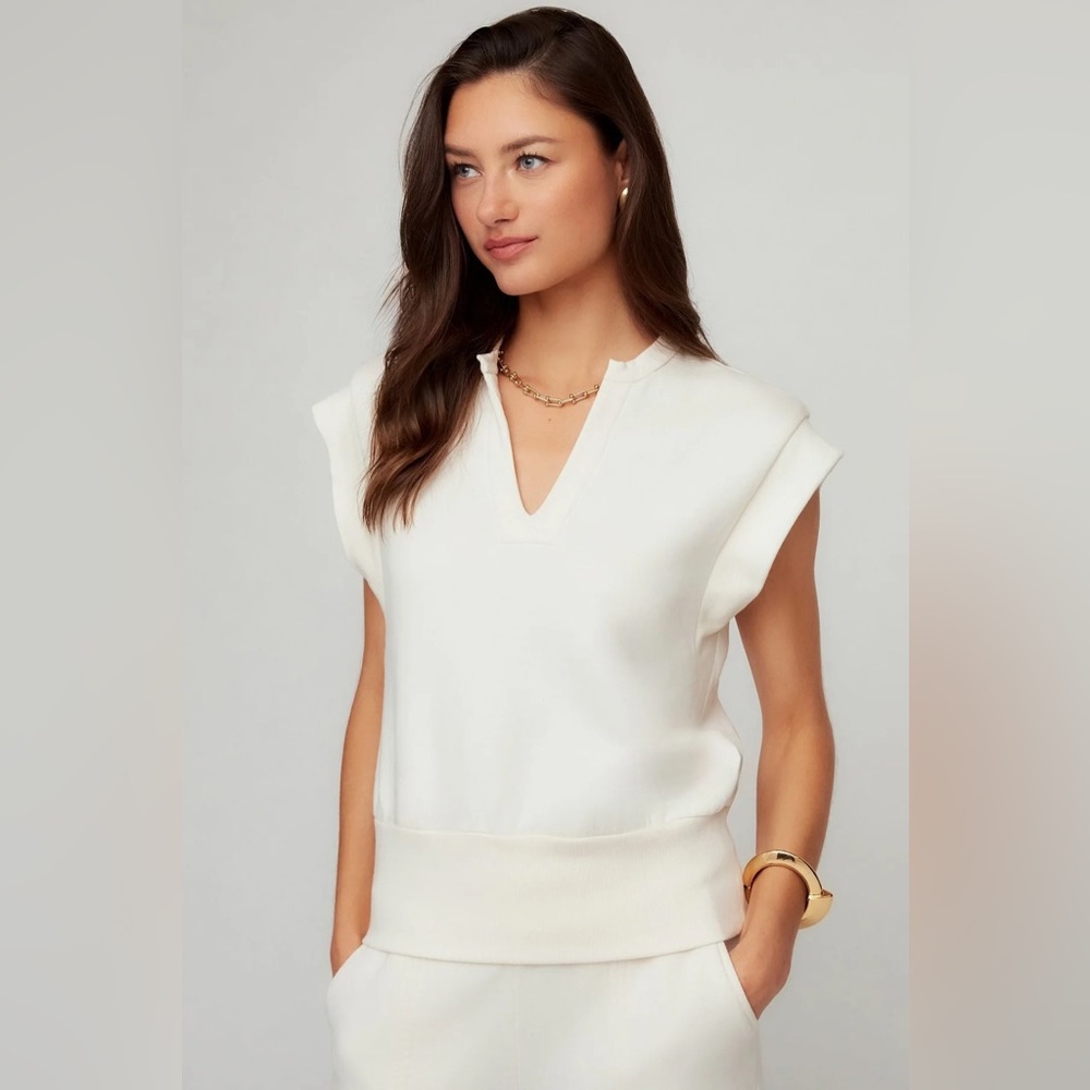 NWT SIZE L Chic White V-Neck Crop Top